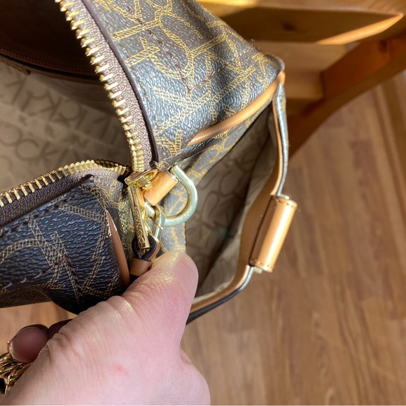 SIGNATURE CHAINED BARREL LEATHER SATCHEL IN BRN KHK/LUGGAGE/GOLD - Picture 8 of 11